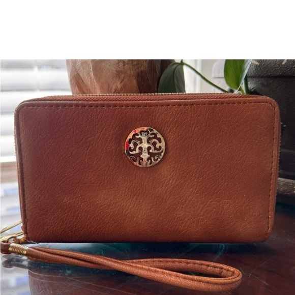 7.5 x 3.5 x 1.5 double zip around wristlet - Picture 1 of 3